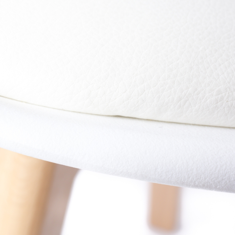 Silla polipropileno , con cojín y patas en madera