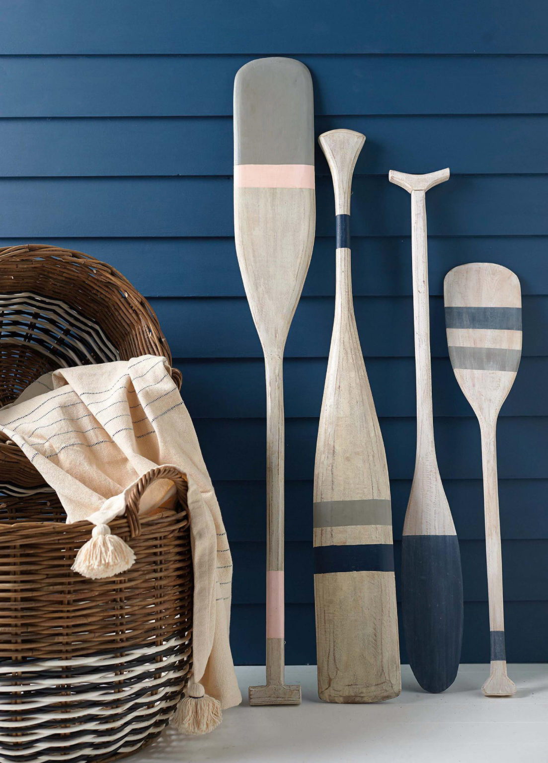 Remos de madera blanco y azul